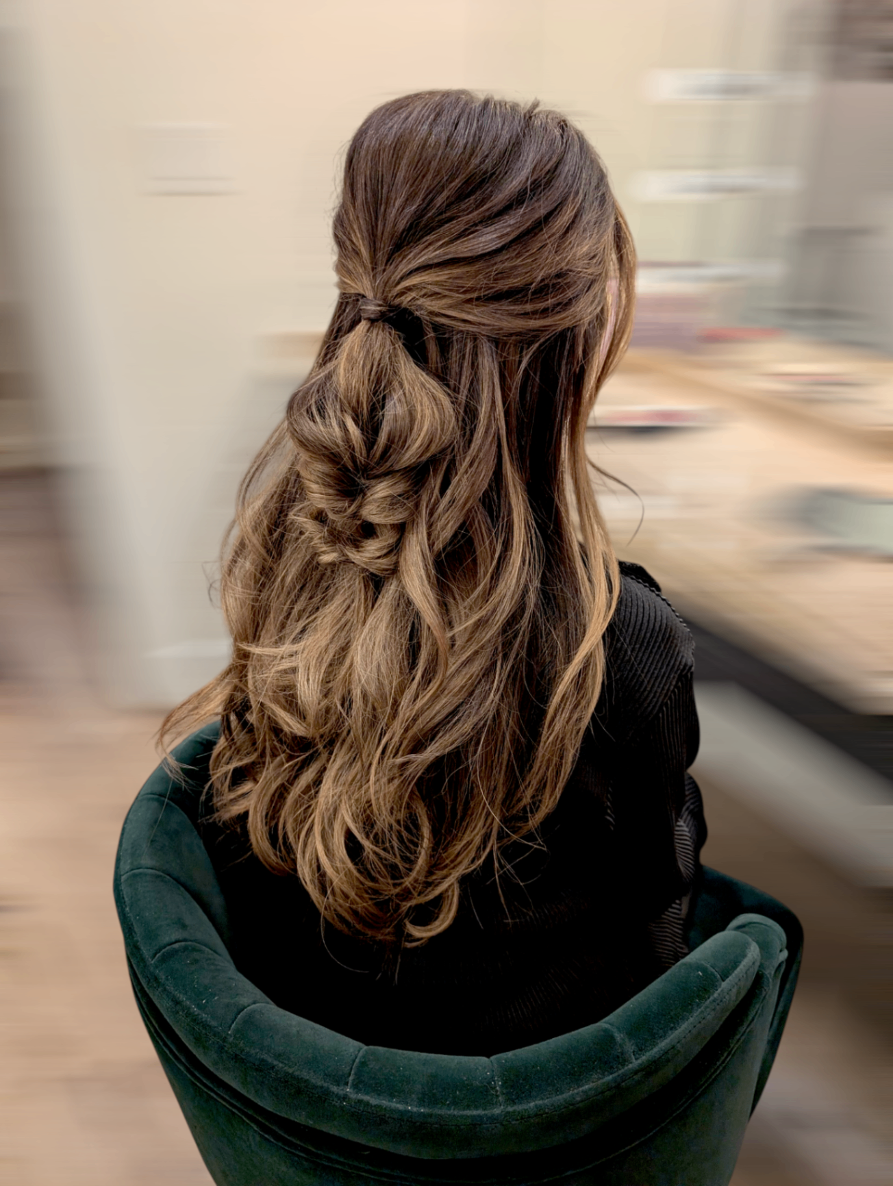 Highlighted half-up hairstyle with a knotted detail and loose waves by Hair By Sess